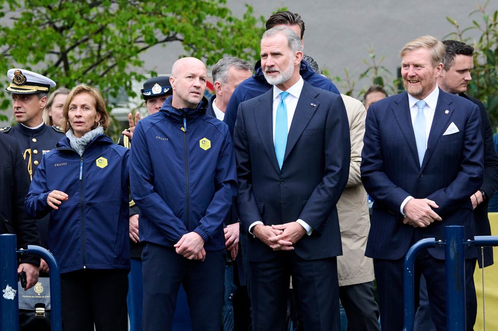 Susila Cruyff, Jordi Cruyff, el rey Felipe VI de España y el rey Guillermo Alejandro de los Países Bajos mientras visitan la Fundación Johan Cruyff para niños con necesidades especiales.