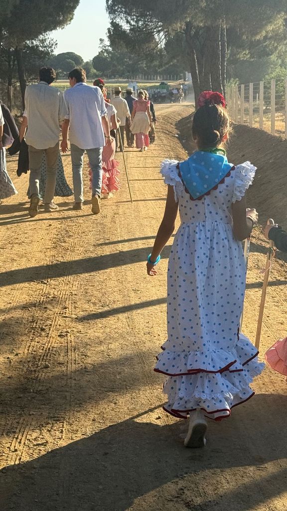 Carmen, la hija de Lourdes Montes haciendo el camino de El Rocío