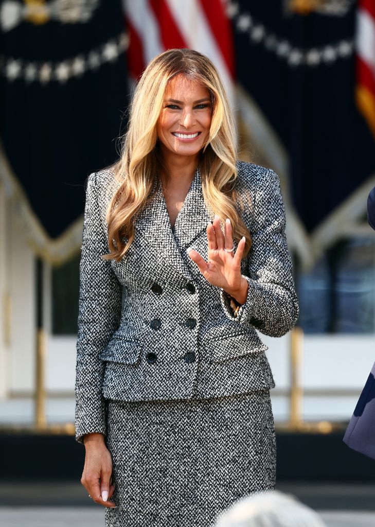 Melania Trump saludando en la Casa Blanca con un dos piezas de Dolce & Gabbana