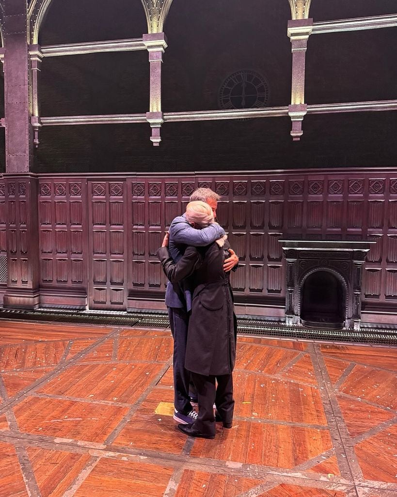 El abrazo entre Jason Isaacs y Tom Felton tras la representación de 'Harry Potter and the Cursed Child' en el Lyric Theatre de Nueva York