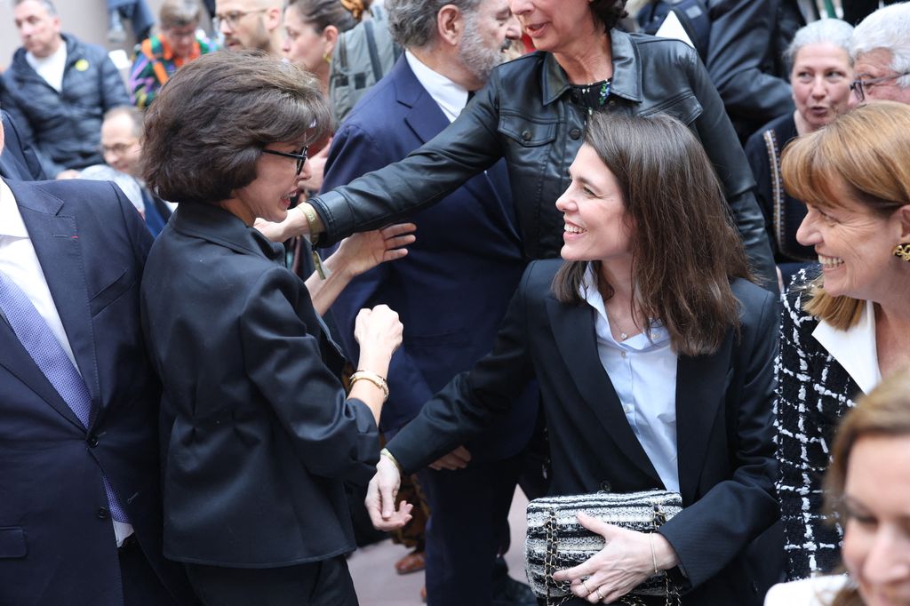 Carlota Casiraghi con Rachida Dati en la Feria del Libro de París en abril de 2025