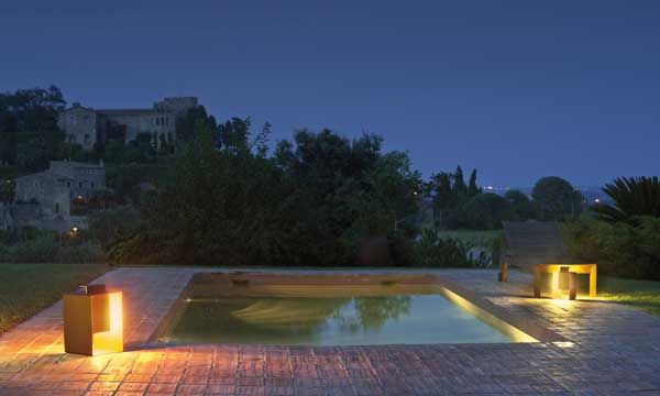Una solución lumínica con encanto, apta para cualquier tipo de ambiente, que al poderse trasladar de un sitio a otro ofrece muchas posibilidades decorativas. Diseño de Xuclà para Vibia.
