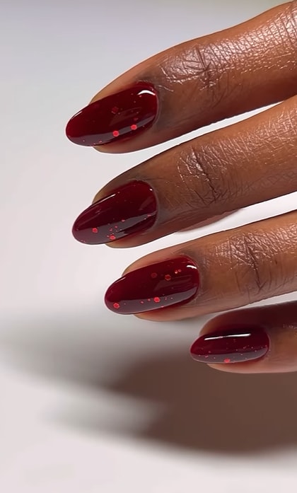 Manicura granate con purpurina