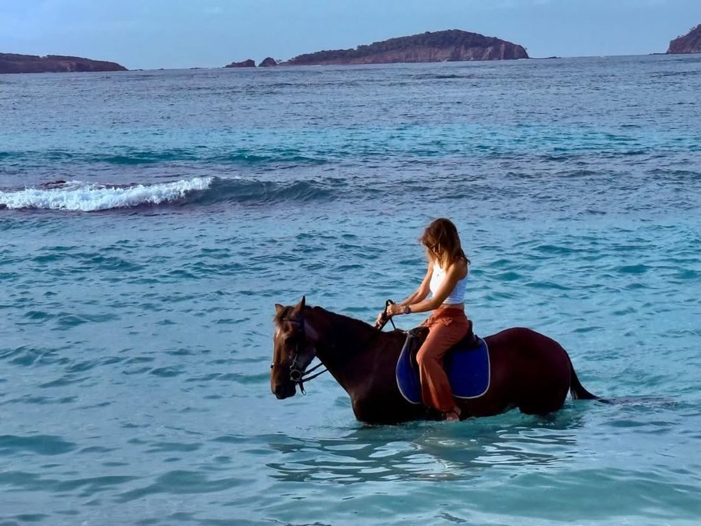 Alejandra Gere montando a caballo en el mar