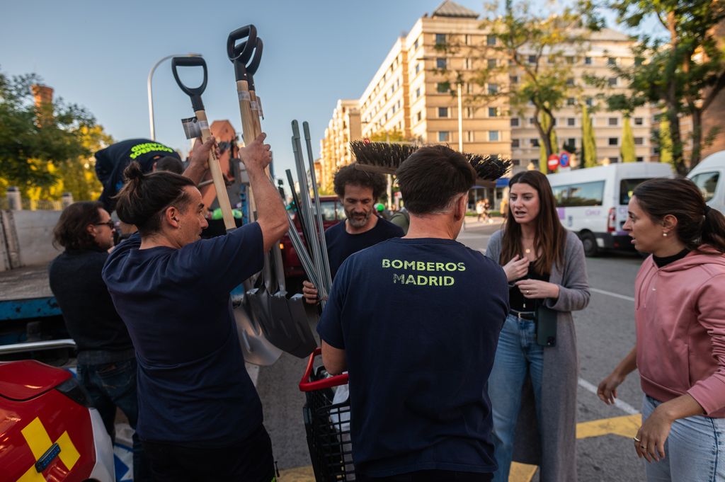 Bomberos de Madrid recogiendo donaciones de herramientas 
