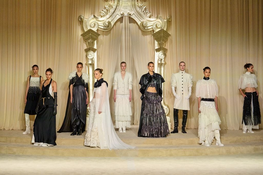 Desfile Lata Costura de Chanel 2025.