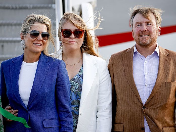 Reyes Guillermo y Máxima de Holanda y la princesa Amalia