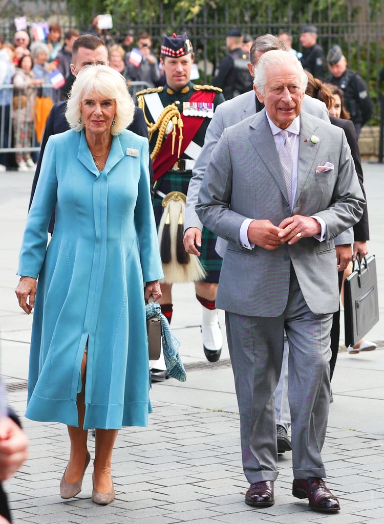 Los reyes Carlos y Camilla seguidos del teniente coronel Johnny Thompson, llegando al The Bordeaux's Hotel de Ville, en Burdeos, Francia, el 22 de septiembre de 2023