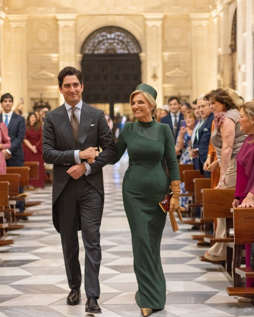 Look de madrina verde con casquete