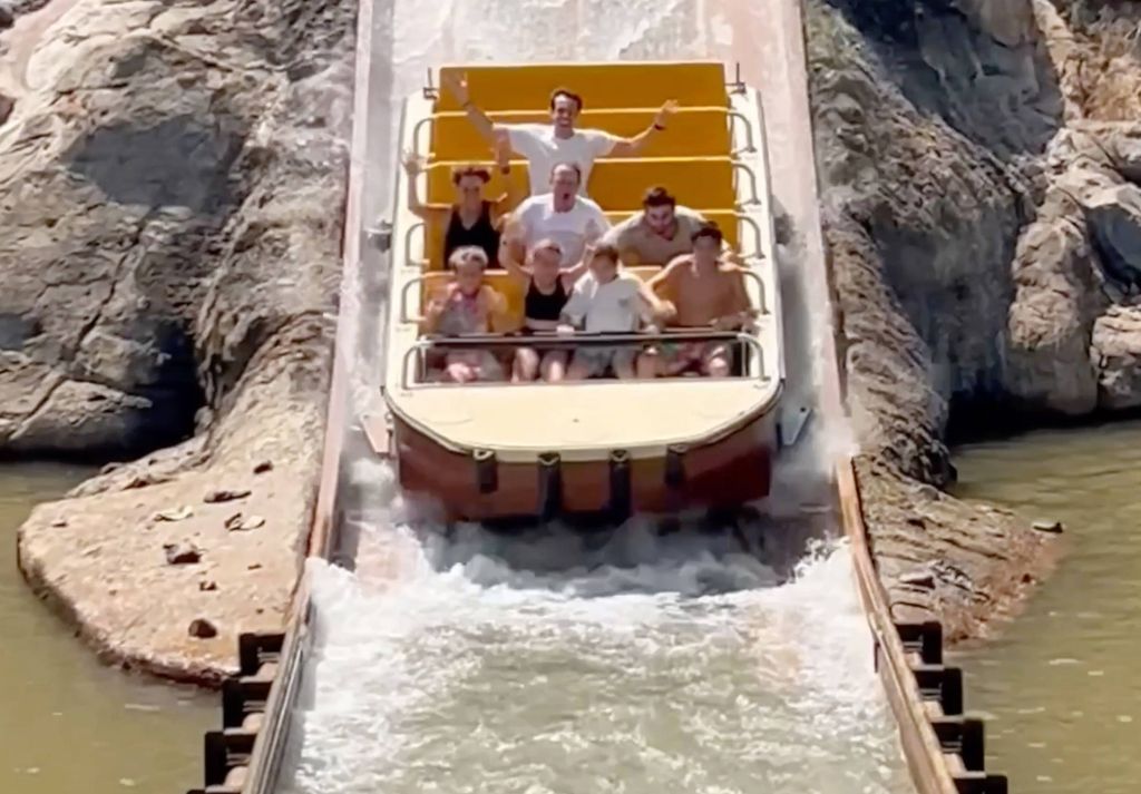 Piqué y sus hijos provecharon para refrescarse en una atracción acuático.