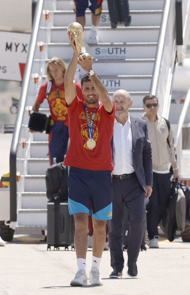 El capitán de La Roja, Rodri, con la Copa del Mundo tras su llegada a Madrid
