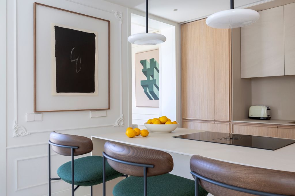 Cocina con pocos elementos y un cuadro como punto focal