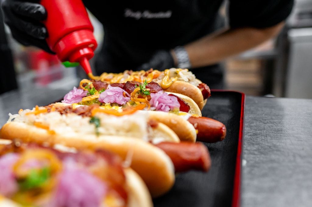 Haciendo Hot Dogs
