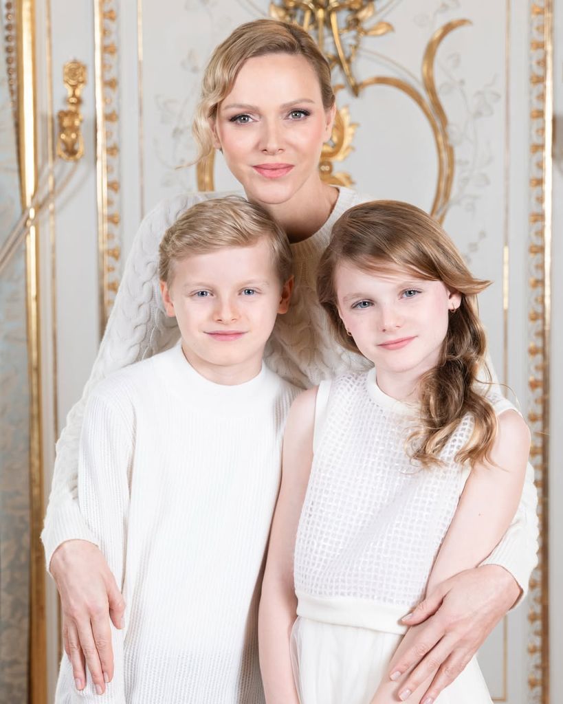 La princesa Charlene felicita el Día de la Madre en Mónaco con esta imagen junto a sus hijos