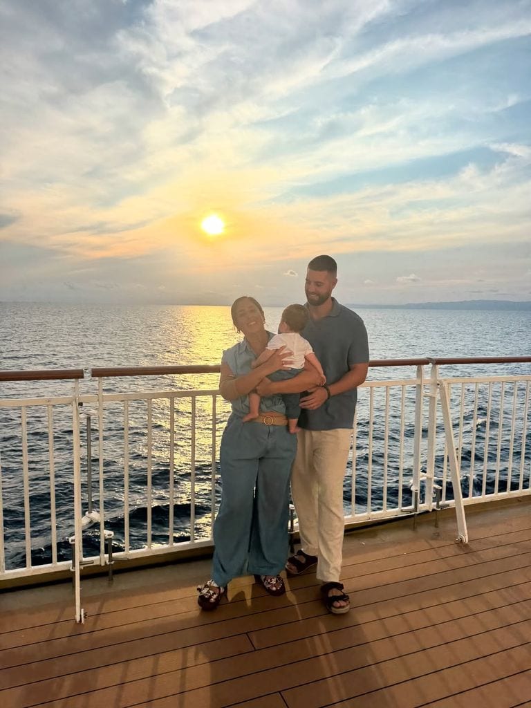 Anabel Pantoja, con su novio y su hija de crucero. Agosto de 2025