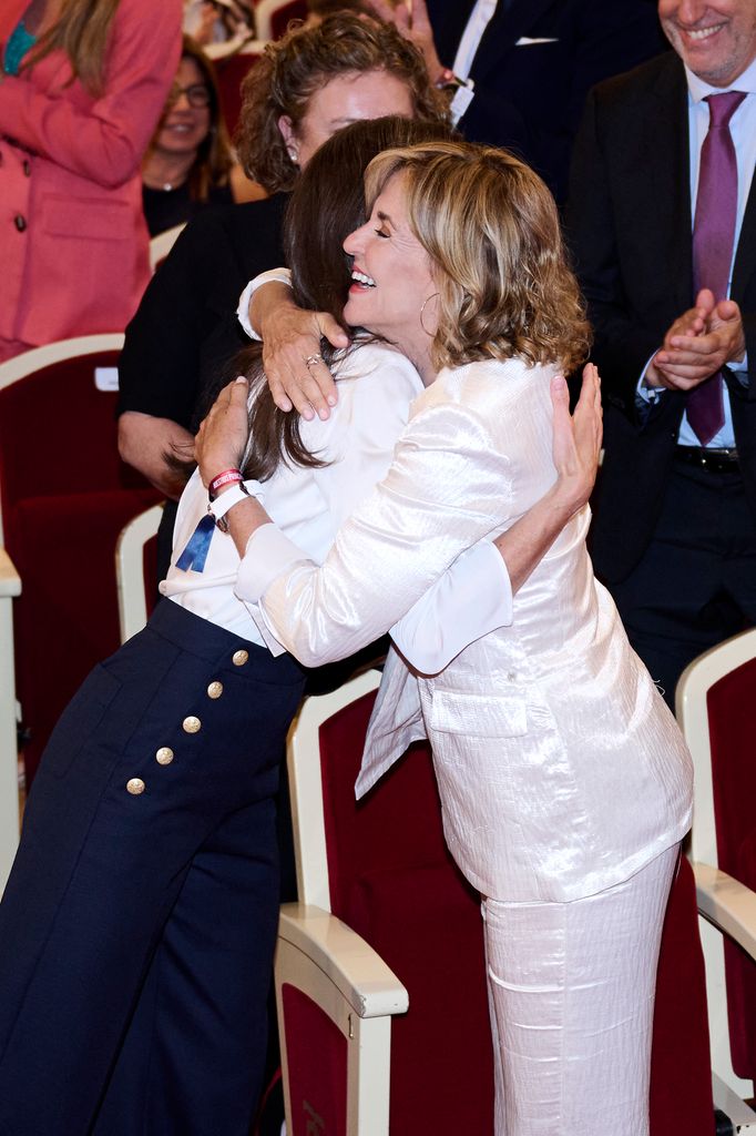 El cariñoso abrazo entre la periodista y la reina Letizia durante la entrega de las Medallas de la Cruz Roja
