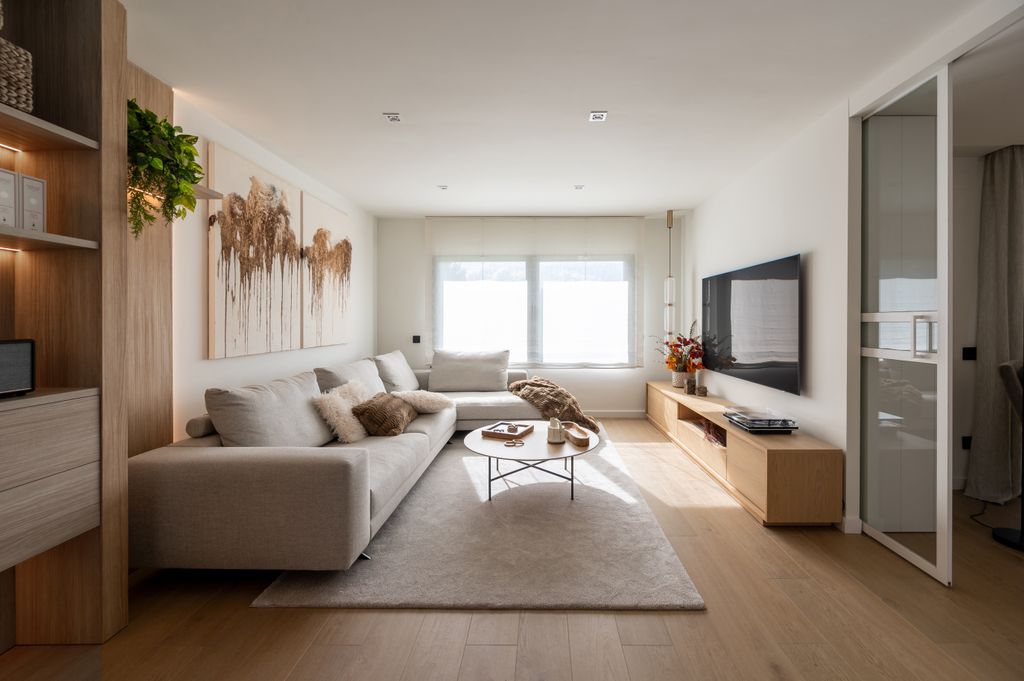 Salón con sofá con chaise longue y muebles de madera