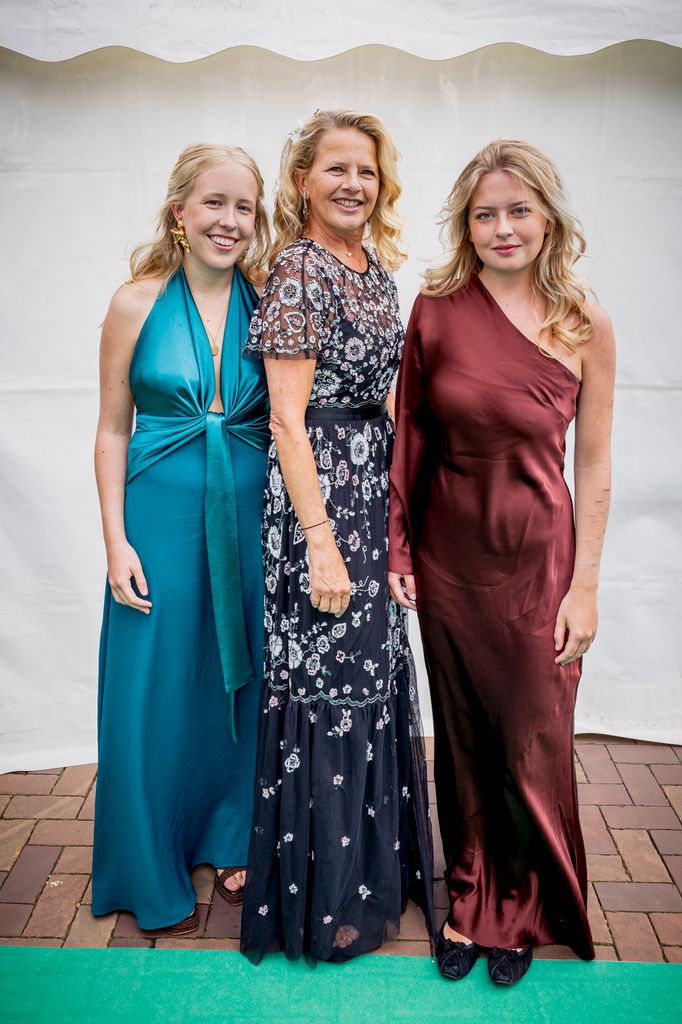 La princesa Mabel de Holanda junto a sus hijas, las condesas Luana y Zaria, durante una gala benéfica en Ámsterdam