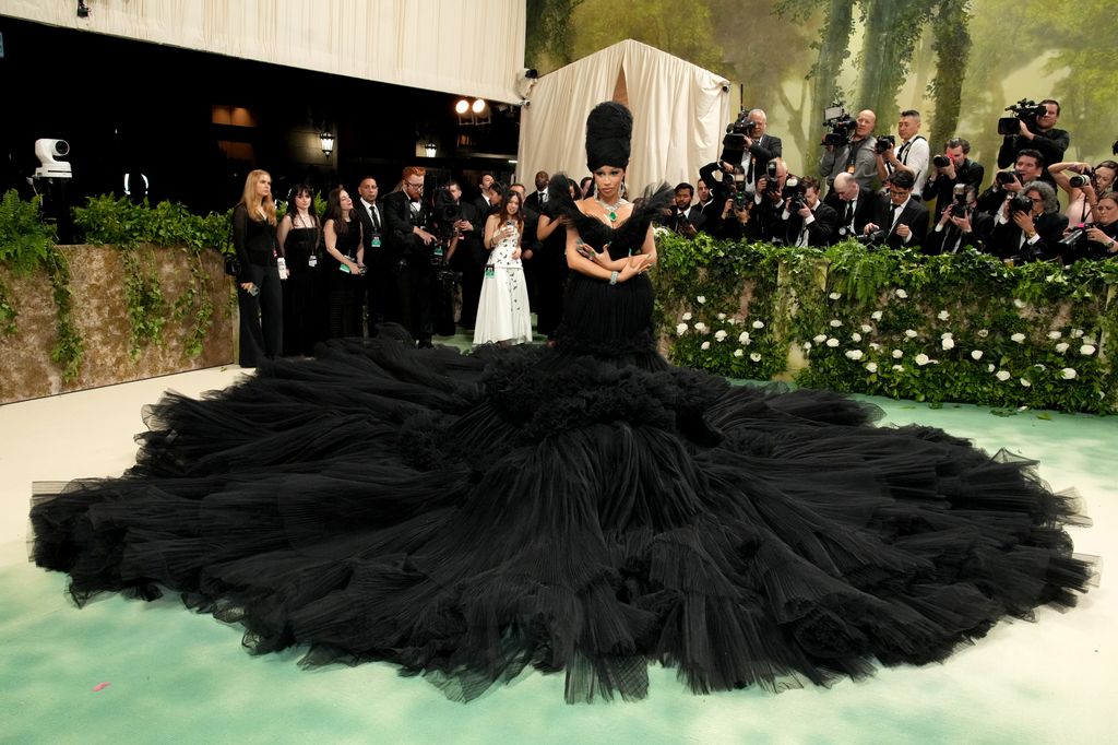 Cardi B deslumbra en la alfombra roja de la Met Gala 2024, celebrando "Bellas Durmientes: El Renacer de la Moda", en el Museo Metropolitano de Arte el 6 de mayo de 2024 en la ciudad de Nueva York