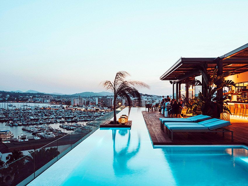 aguas-de-ibiza-piscina-restaurante