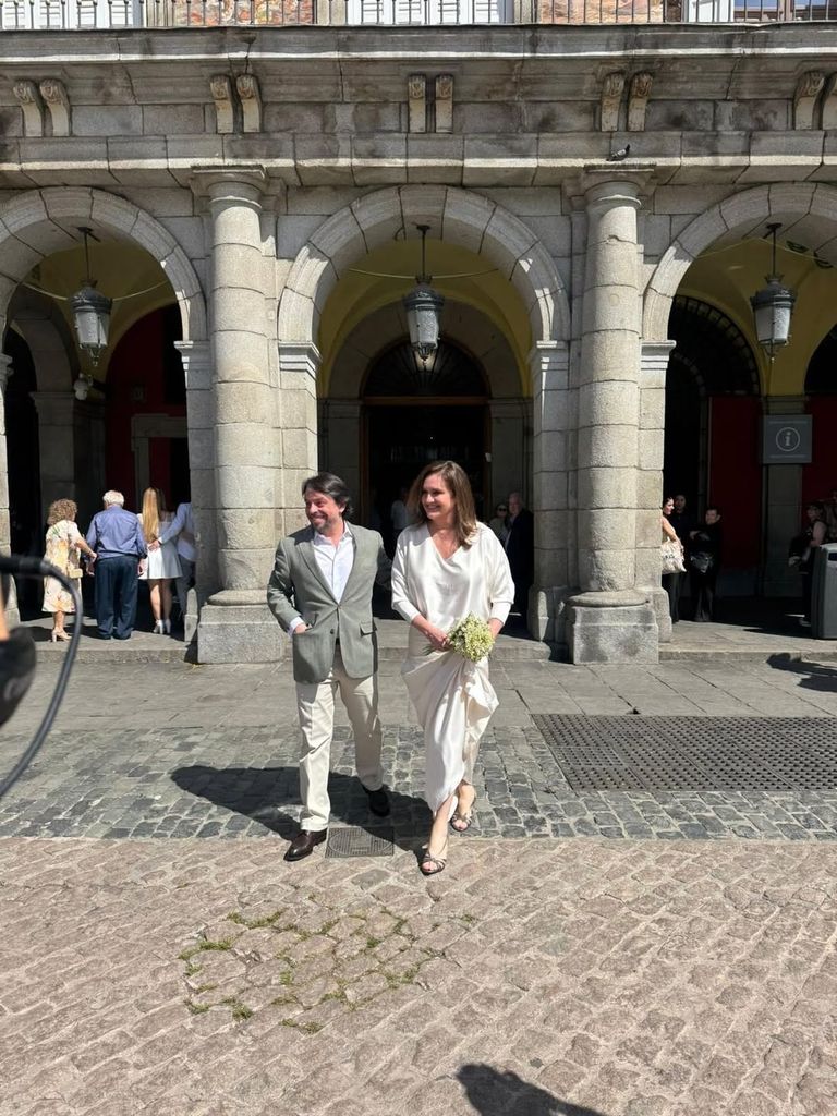 Eugenia Fraile y Álvaro Vega de Seoane saliendo de la Casa de la Panadería, donde se casaron
