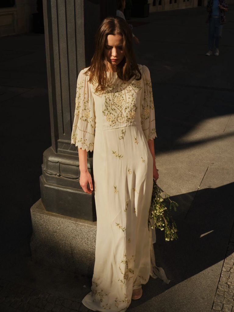 Vestido de novia con flores bordadas de Alejandra Valero