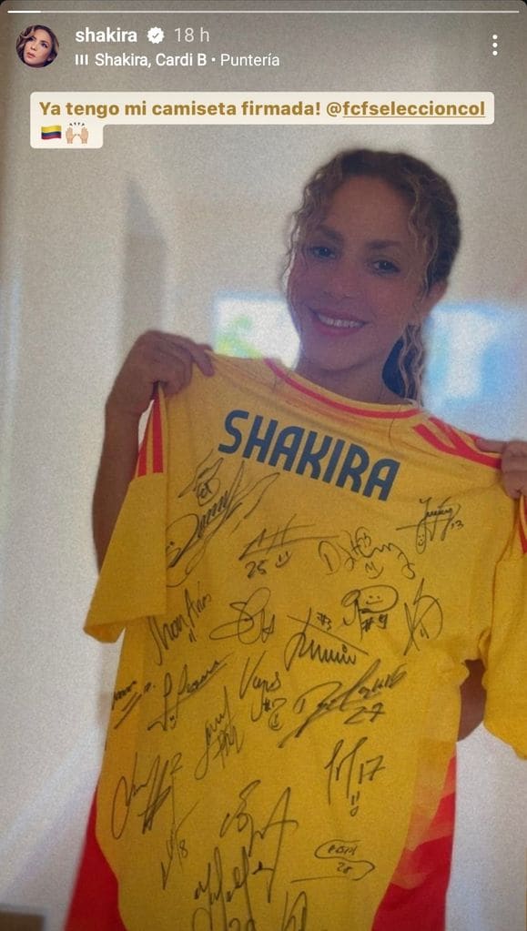 Shakira presumió su camiseta firmada por los jugadores de la selección de Colombia.