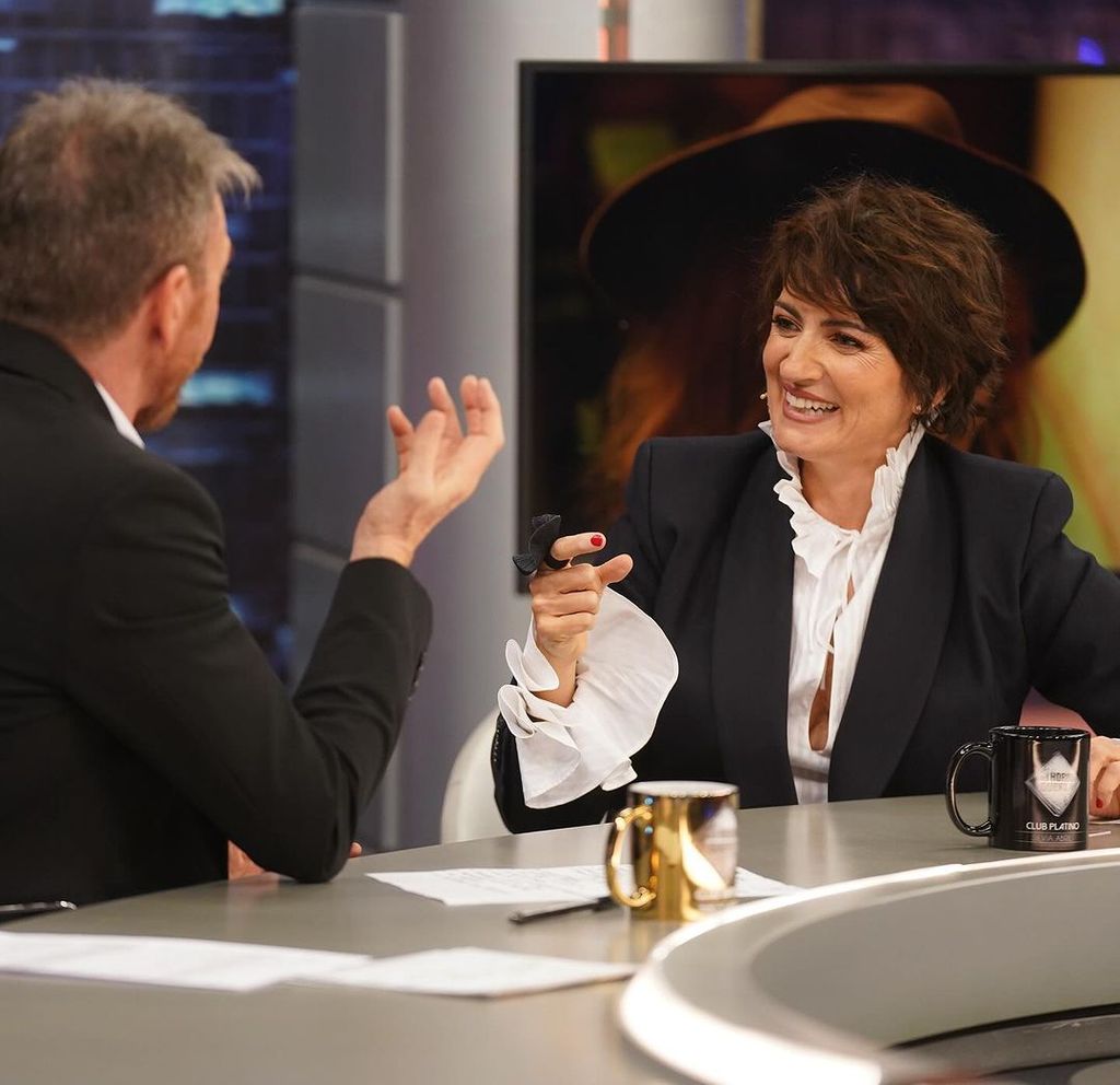 Plano medio de Silvia Abril en El Hormiguero con Pablo Motos