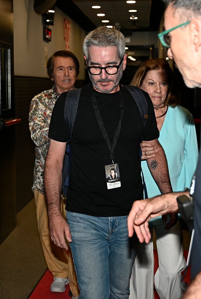 Raphael, Natalia Figueroa y su hijo Jacobo salen del Teatro de la Zarzuela tras su concierto, a 26 de junio de 2025, en Madrid (España)
Francisco Guerra / Europa Press
26/6/2025