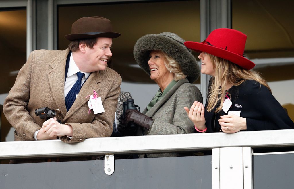 Tom, con su madre y su hermana