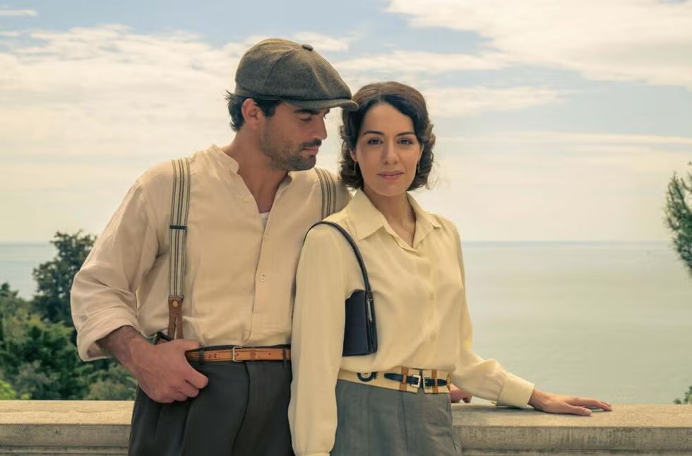 Simon Ehrlacher (Jean) y Sofia Essaïdi (Eugenie), los representantes de la clase obrera en ‘Verano del 36’, la nueva serie policíaca de época de Netflix.