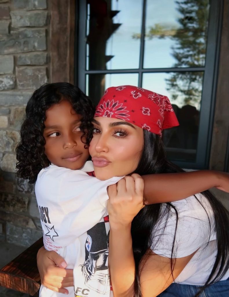 Con esta foto junto a Psalm, Kim Kardashian abrió el álbum de su escapada familiar a Idaho.