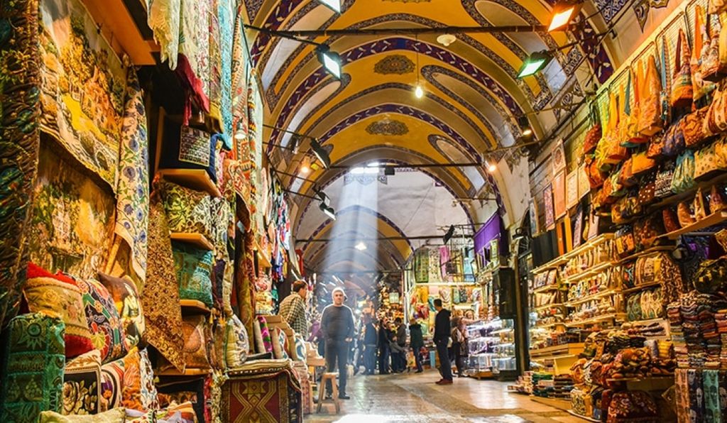 Los pasillos del Gran Bazar de Estambul invitan a perderse entre siglos de historia, comercio y tradición