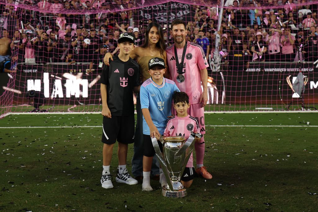 Antonela Roccuzzo junto a Lionel Messi y sus hijos