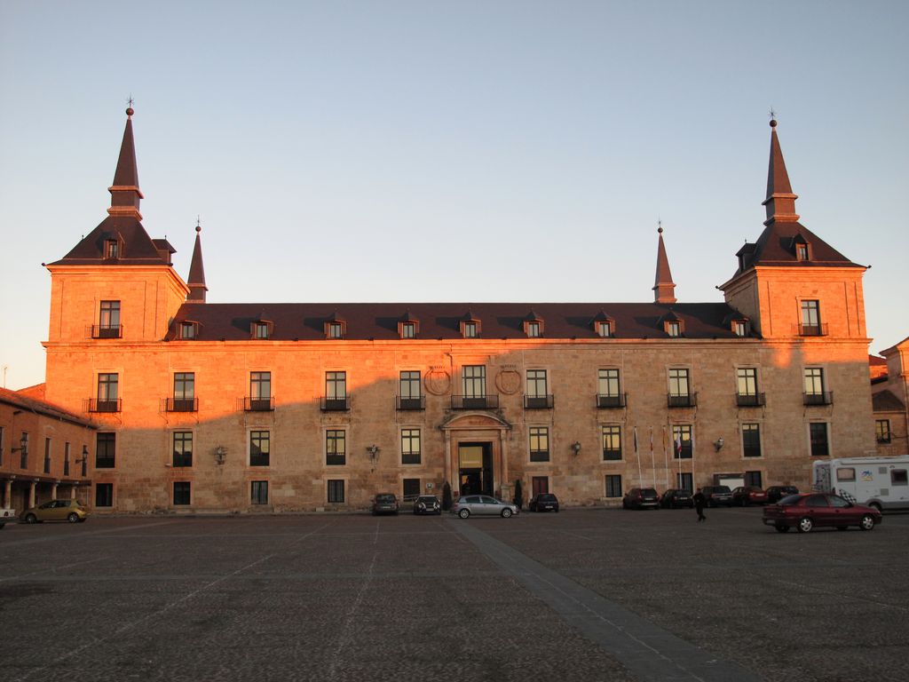 El Parador de Lerma, instalado en el antiguo Palacio Ducal del siglo XVII, domina la localidad burgalesa desde su Plaza Mayor y se habría convertido en el alojamiento elegido para el misterioso despliegue relacionado con el eclipse