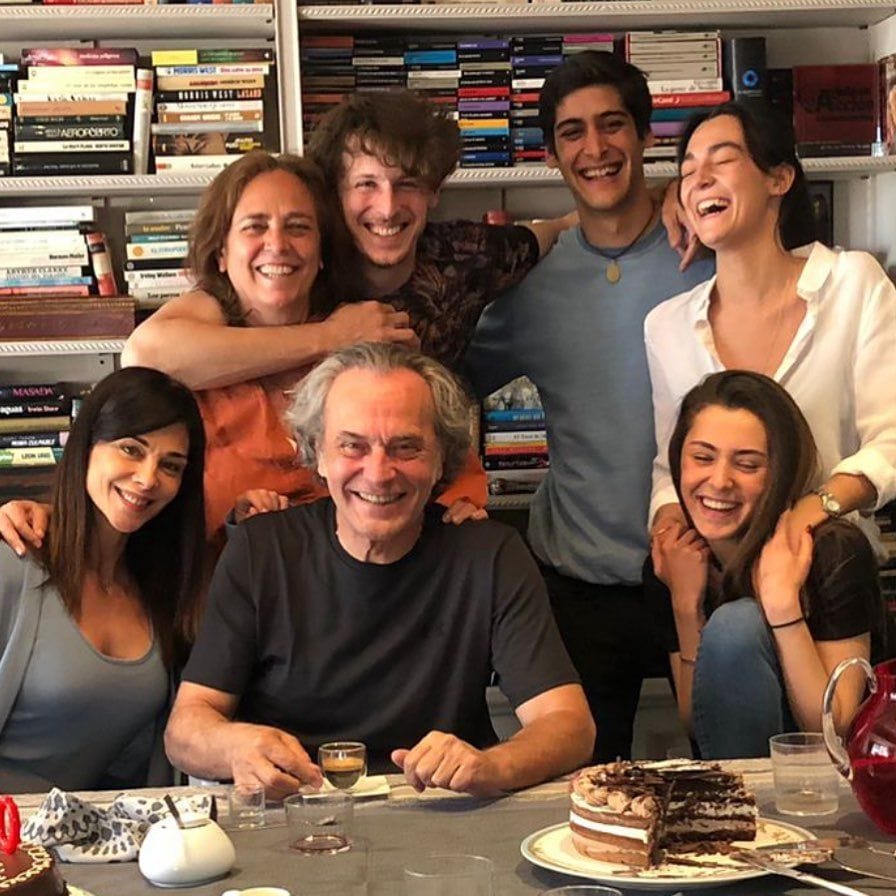 Plano medio de José Coronado posando con su familia