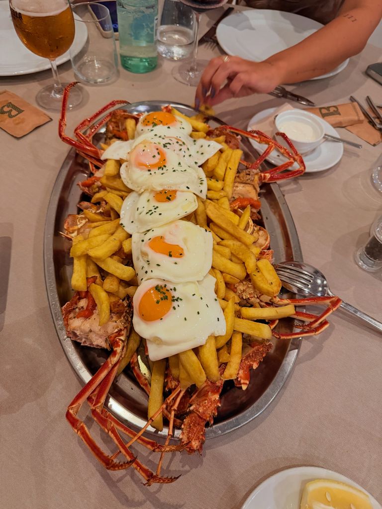 En Menorca, Nuria subió la foto de un plato menorquín delicioso: los huevos con patatas y langosta.