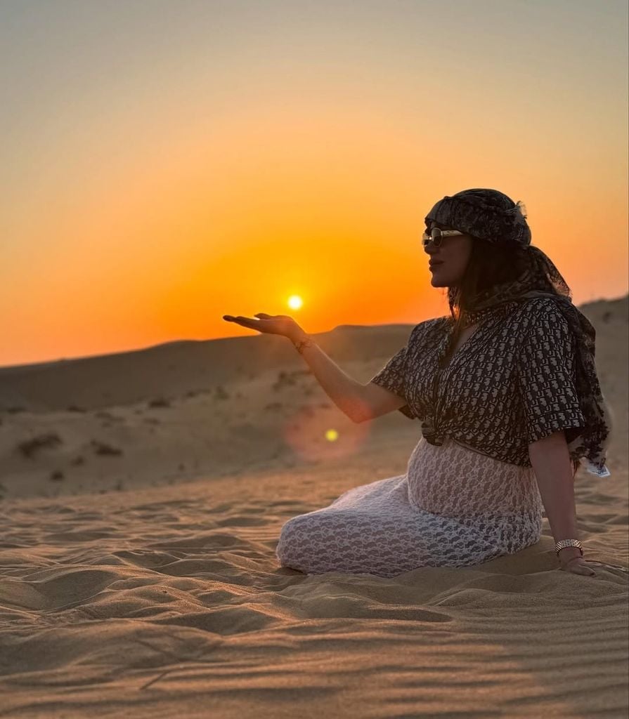 Fernanda Gómez junto a la puesta de sol, en el desierto de Arabia Saudita.