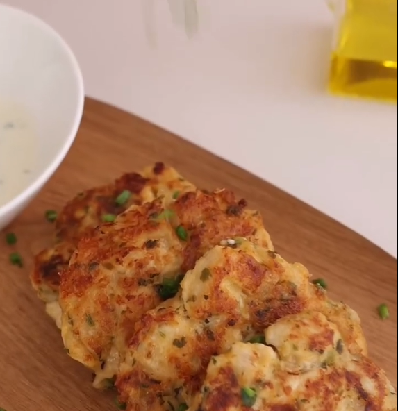 Delicias de pollo y mozzarella con salsa de yogur
