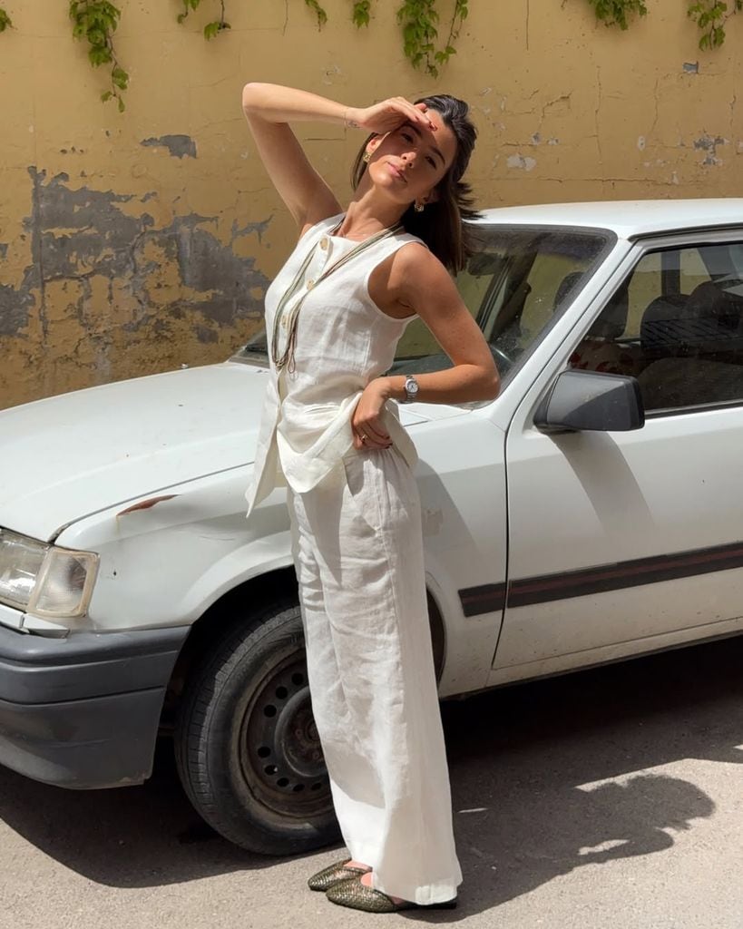 Maria Hernandez con total look blanco de lino