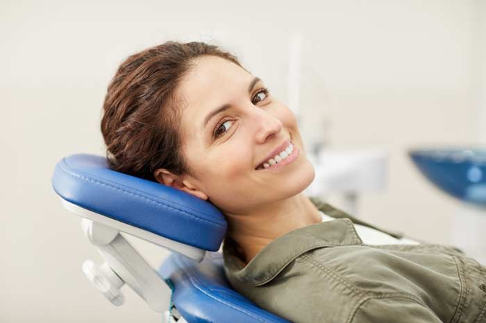 mujer en el dentista
