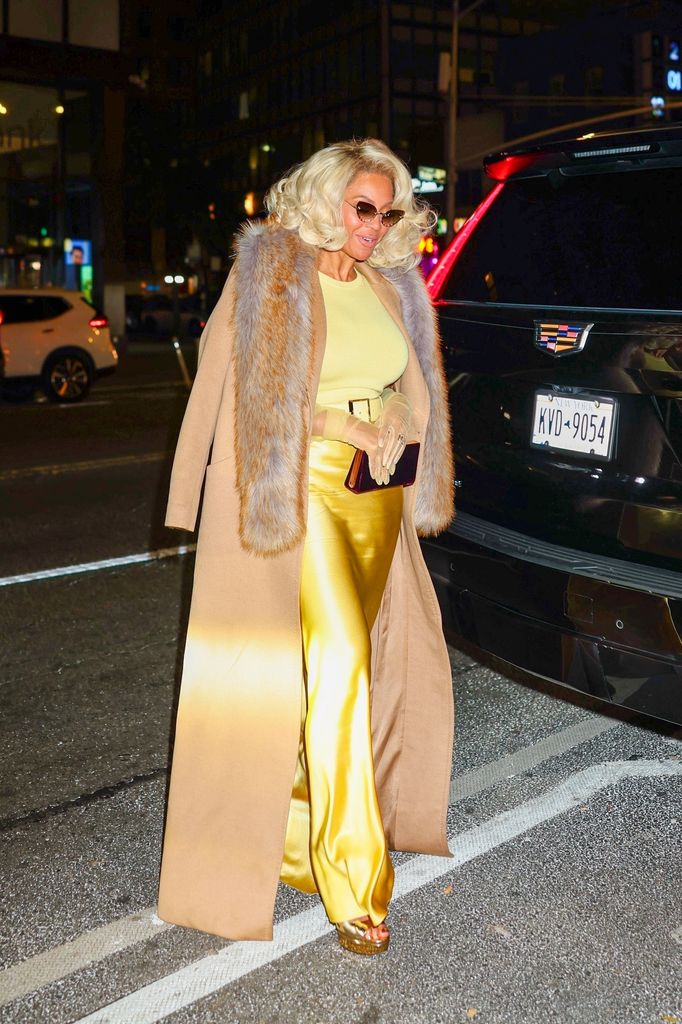 Rubia y de amarillo, Beyonce sorprendió a su llegada a esta gala femenina