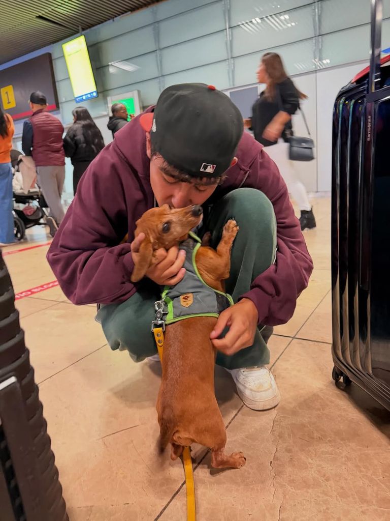 Juan, el hijo mayor de Nuria Roca y Juan del Val, ha aterrizado en Madrid tras varios meses trabajando en Honduras