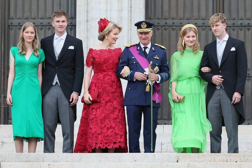 Los reyes Felipe y Matilde de Bélgica con sus cuatro hijos, los príncipes Elisabeth, Gabriel, Emmanuel y Eleonore, en el Día Nacional de 2025