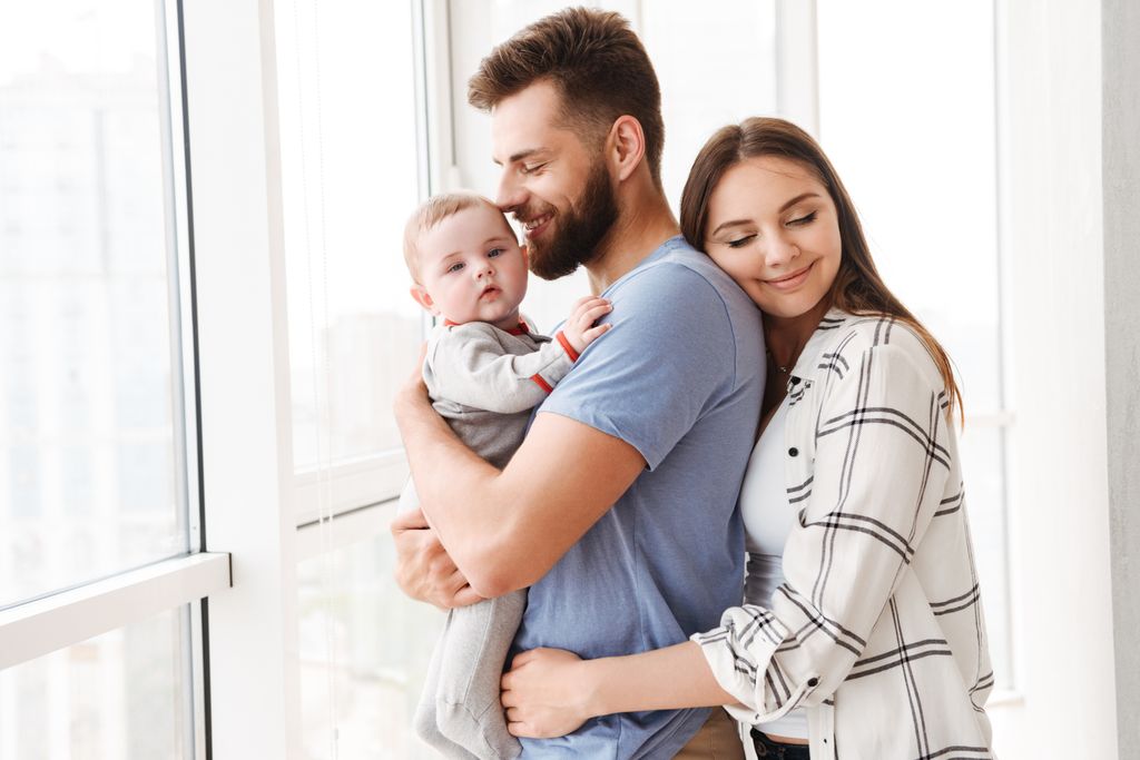 Pareja de padres jóvenes con su bebé