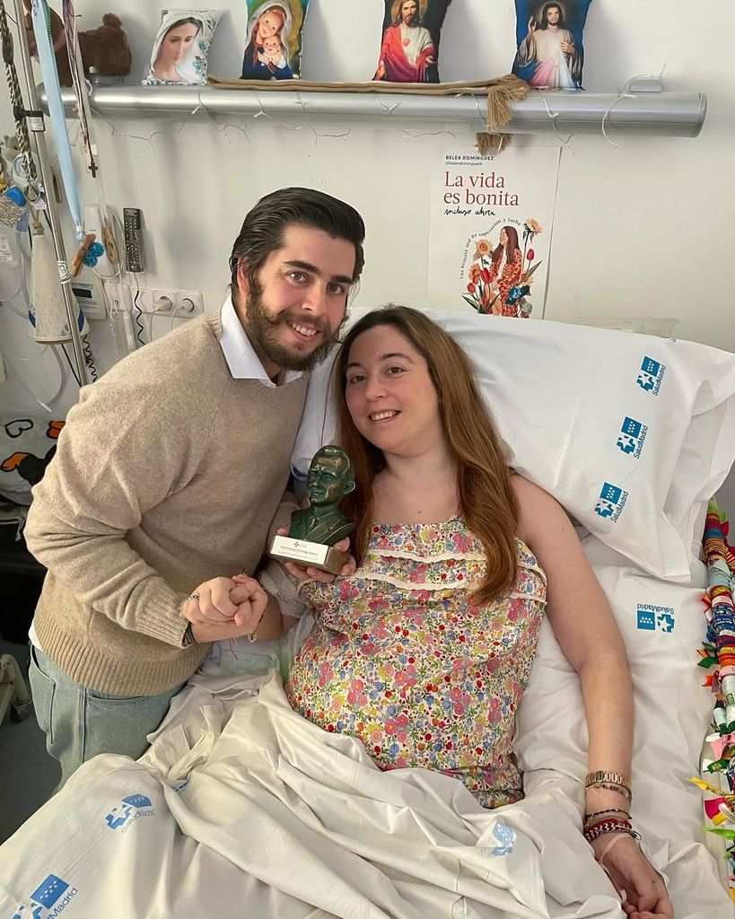 Belén con su novio Emilio, posando con el premio Ángel Herrera en la categoría de valores e influencia en redes sociales, que recibió la joven a principios de 2025 y que recogió su pareja en su nombre