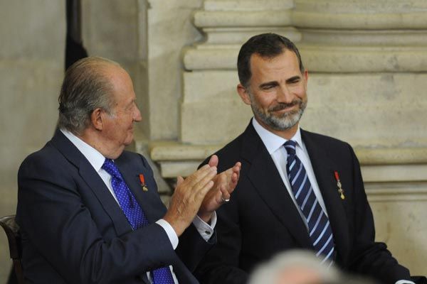 Don Juan Carlos aplaudió la intervención de su hijo don Felipe en esta cita que compartieron
