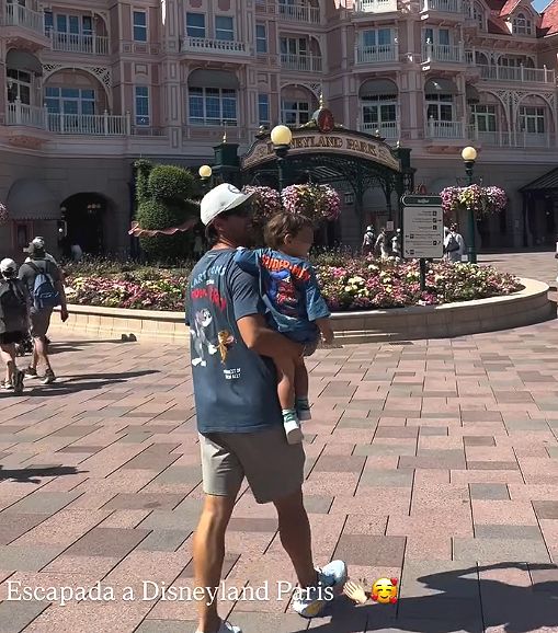 Fernando Verdasco, entrando en el parque con su hijo