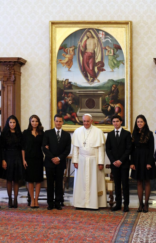 El Papa Francisco con el entonces presidente mexicano Enrique Peña Nieto y sus hijos además de la primera dama, en junio de 2014, en la biblioteca del Palacio Apostólico en El Vaticano. 
