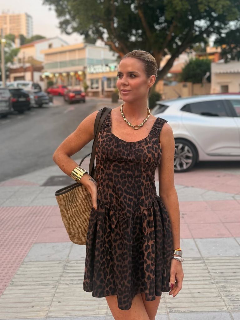 Amelia Bono con vestido de leopardo en sus vacaciones en Marbella, 2026.